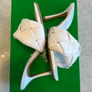 Bottega Veneta white size 38 (8) quilted heels